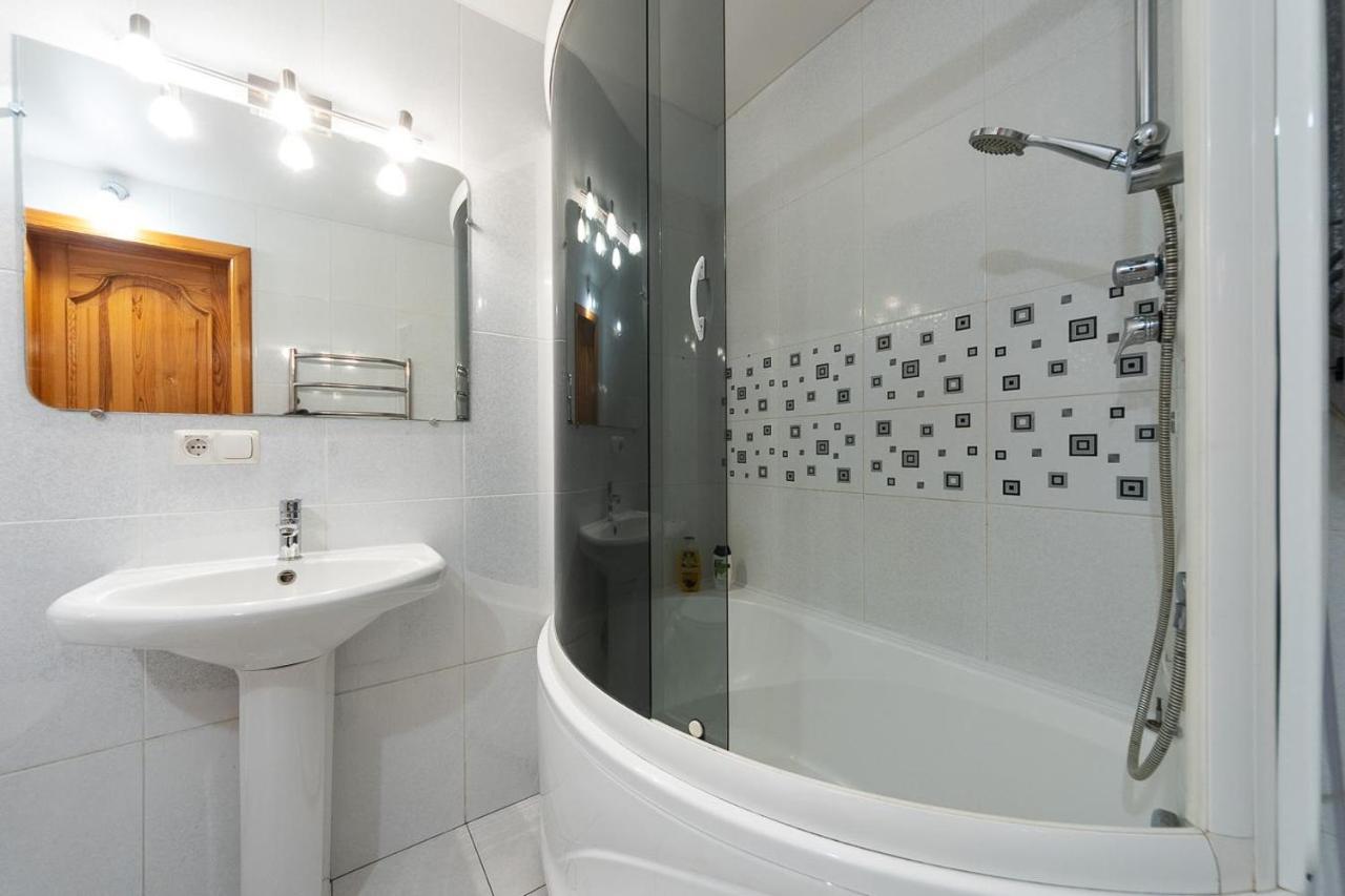 Spacious Apartments In The Center Of Obolon 2 Bedrooms كييف المظهر الخارجي الصورة